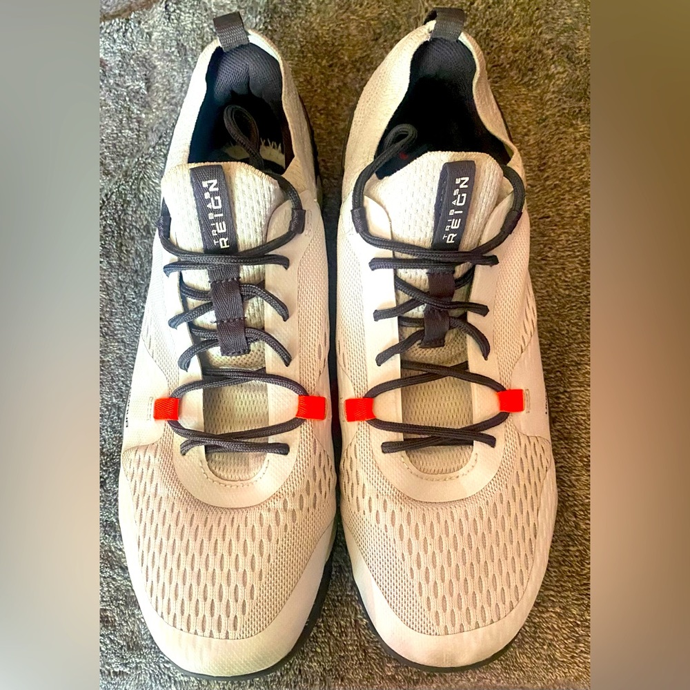 RARE.  Under Armour Mens Tribase Reign 2 3022613-101 Gray Shoes Size 11 US